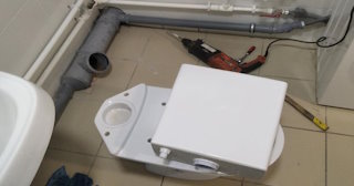 Установка напольного унитаза в Дзержинске: монтаж под ключ от СантехДомДзр от 5255 рублей.
